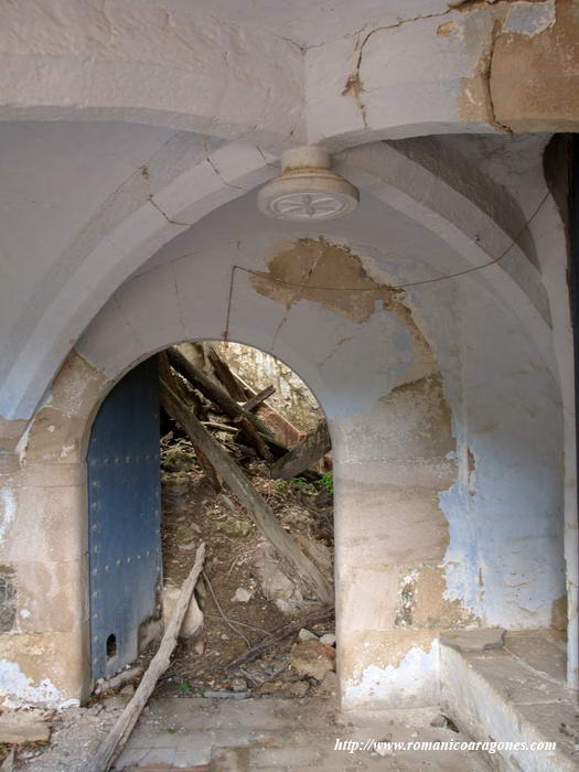 ATRIO MODERNO ADOSADO AL LADO SUR DEL TEMPLO